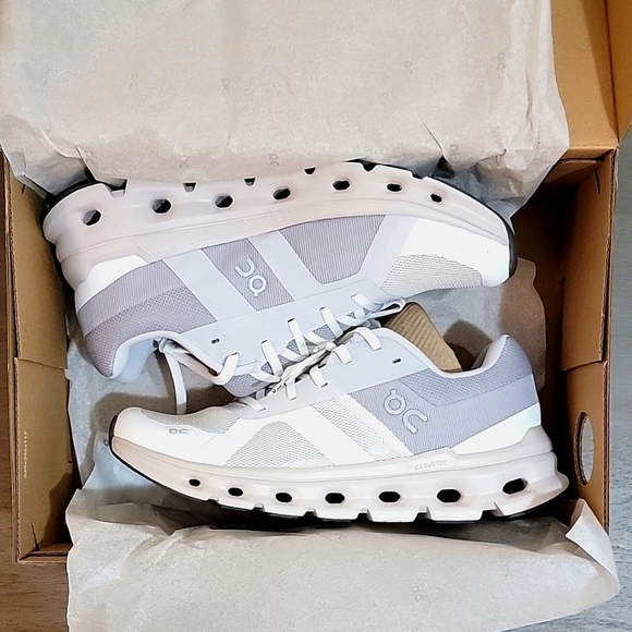 On Running - CloudRunner 2 size 8 Wide - Picture 1 of 7